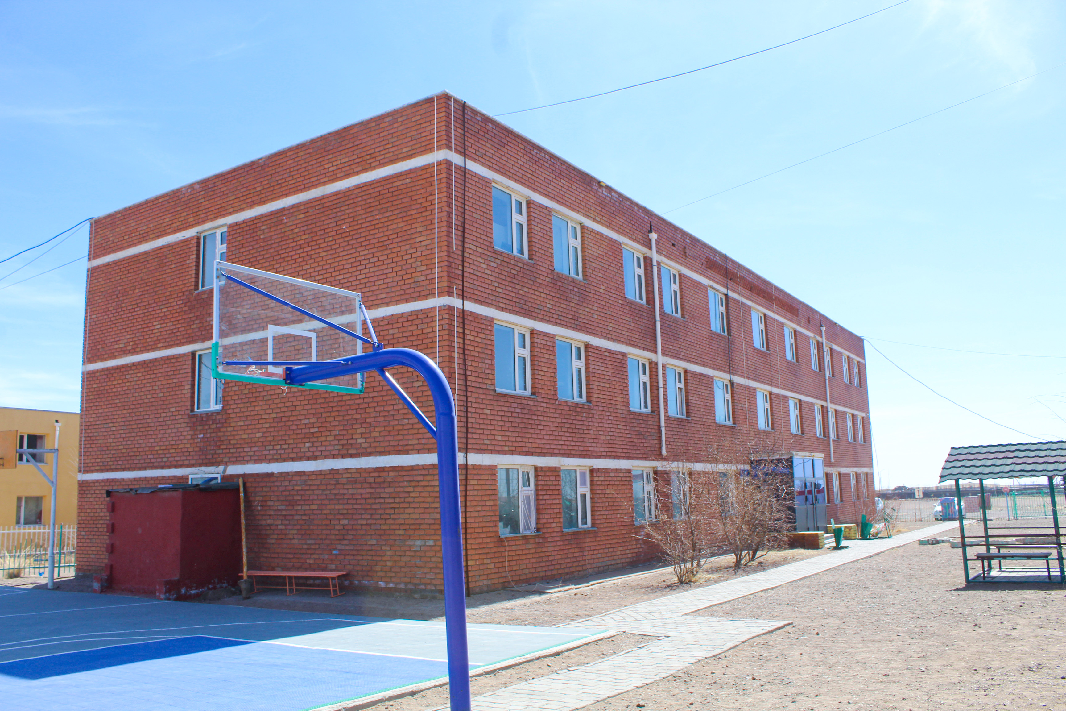 Дотуур байр